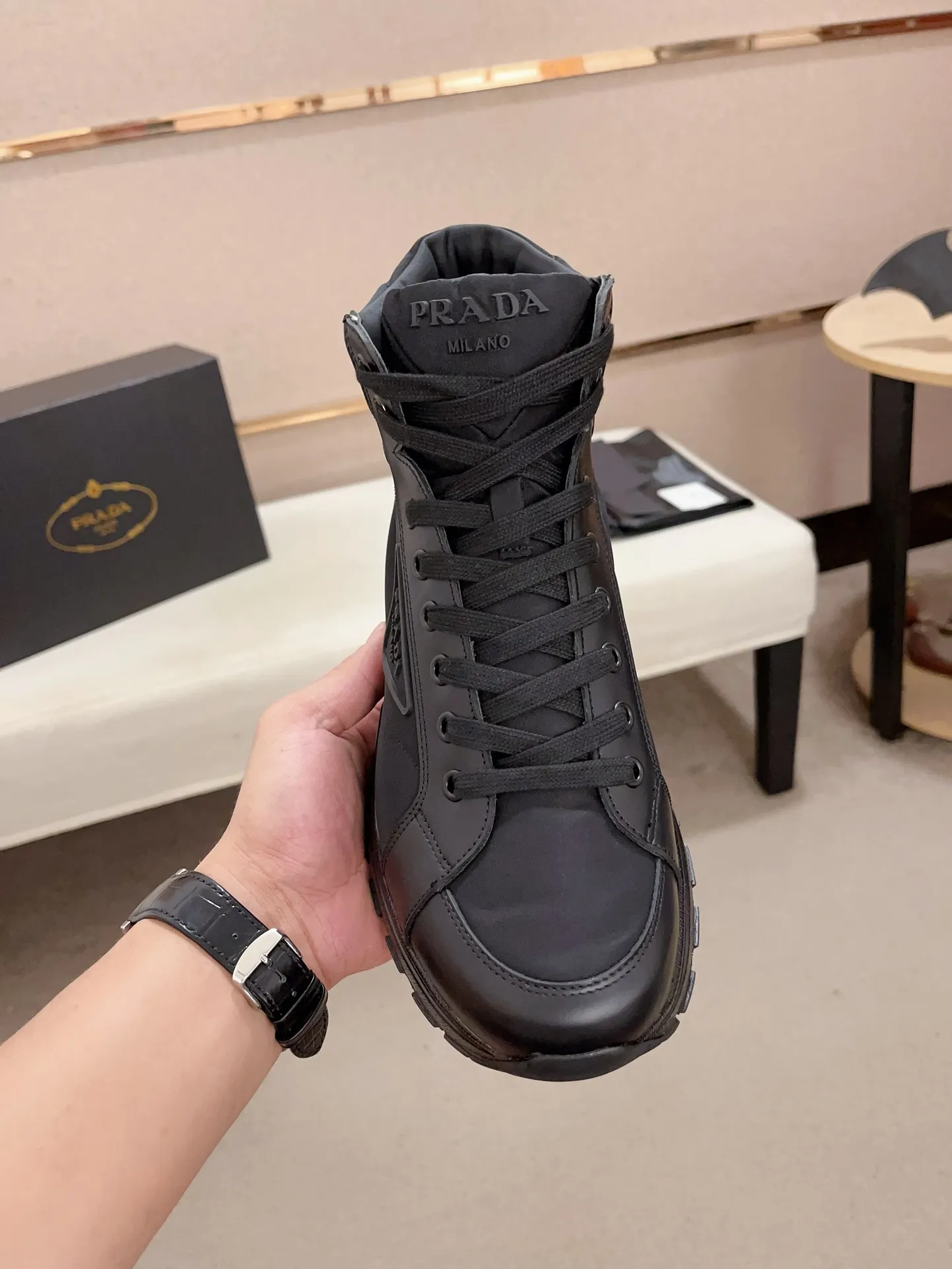 Men's shoes 💰 660💰 ✔️✔️✔️Top version High-quality new PRADA counters are launched simultaneously, new men's shoes, 😘fabrics are selected from first-layer cowhide and waterproof fabrics. Lining: Imported cowhide leather lining. 👍🏿High-end☄️Open-molded non-slip rubber outsole, exquisite lines, simple and elegant, comfortable and high-end for leisure travel. Number of yards: 38 to 44. Can be customized 45-46 non-returnable